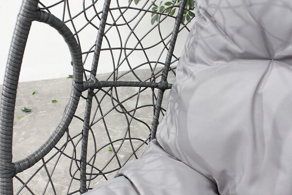 CONCEPT USINE - Fauteuil œuf sur pied en résine gris effet rotin JANE - large