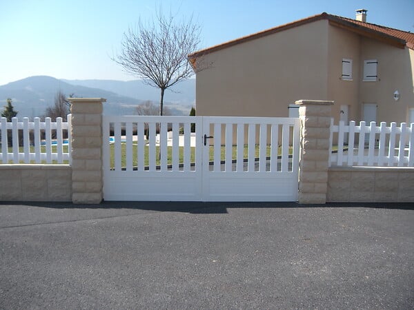 MOREY - Portail battant PVC PAVIN semi ajouré - 300x130cm - large