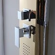 KIAMAMI VALENTINA - Panneau De Douche Or Avec Hydromassage Et Design Moderne Mural H 150Cm - vignette