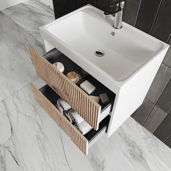 KIAMAMI VALENTINA - Meuble Suspendu Avec Lavabo 60Cm Chêne Doré Cannelé | Cortina - large