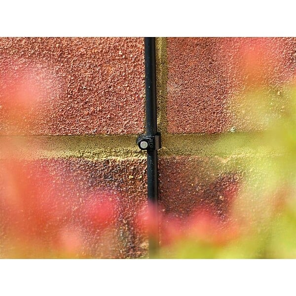 HOZELOCK - Attache murale en plastique pour fixer le tuyau de 4mm sur un mur et une terrasse (x12) - large