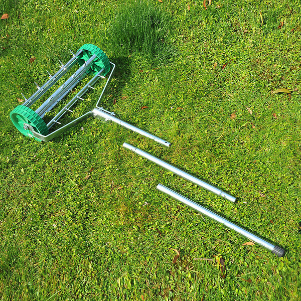 OUTSUNNY - Rouleau aérateur pour pelouse avec manche télescopique 98L x 45l x 87H cm vert - large
