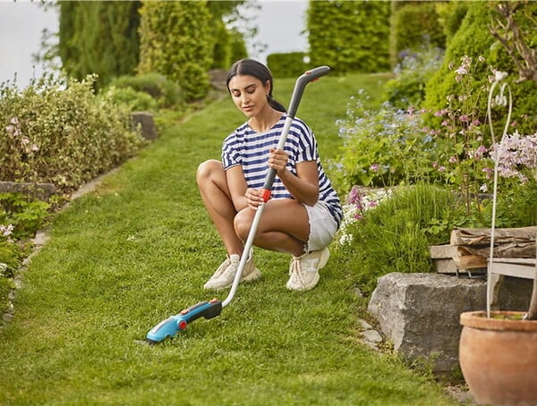 GARDENA - Kit cisaille à  gazon ComfortCut Li + manche télescopique + roues - Coupe 8 cm - large