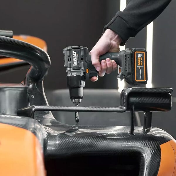 DEWALT - Perceuse Visseuse Percussion XR 18V Brushless Dewalt DCD85MP2T-QW Édition Limitée McLaren Livrée Avec 2 Batteries 5Ah Li-Ion, 1 Chargeur en Coffret TSTAK - large