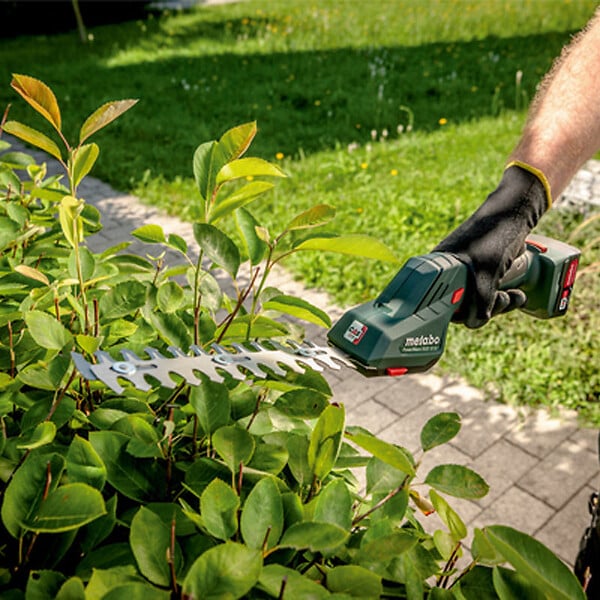 METABO - Taille-bordures METABO 12 V PowerMaxx SGS 12 Q  1x 2,0 Ah Li-Power, SC 30 + coffret - large