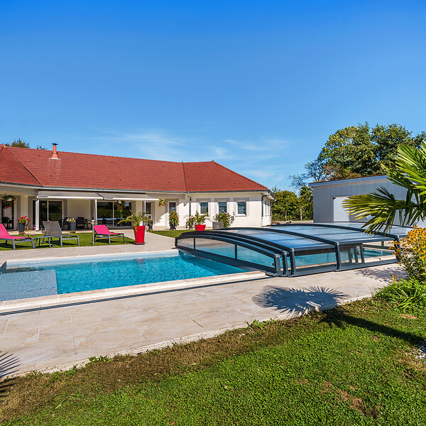 SHELTOM - Abri piscine bas MONTEO - 5 voûtes (10,50 x 4,80 m)  - RAL 7016 - large