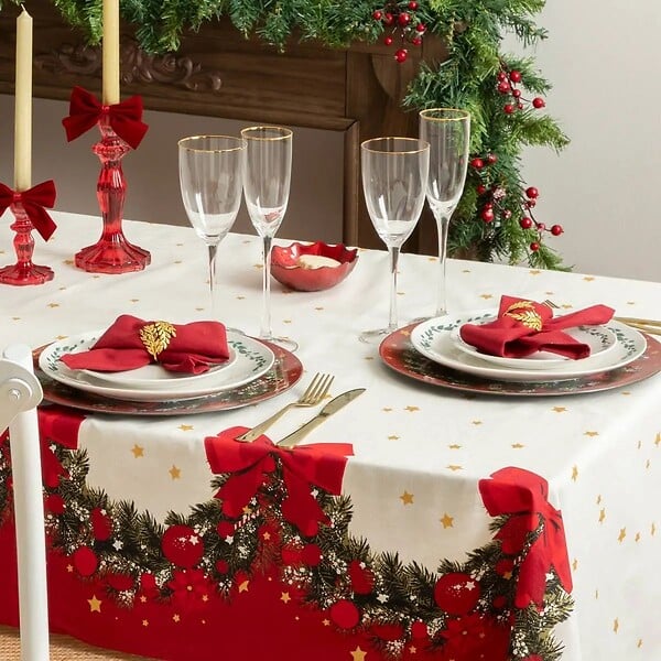 FEERIC LIGHTS & CHRISTMAS - Nappe de Fêtes en Coton Blanc imprimé Guirlande Verte et Noeud Rouge 140 x 240 cm - large