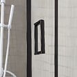 KIAMAMI VALENTINA - Angle Carré Design 70X70 Cadre Noir Opaque Verre Trempé Mat 6 Mm | City - vignette