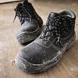 Chaussures de travail haute sécurité en cuir noir. Taille 45 - vignette