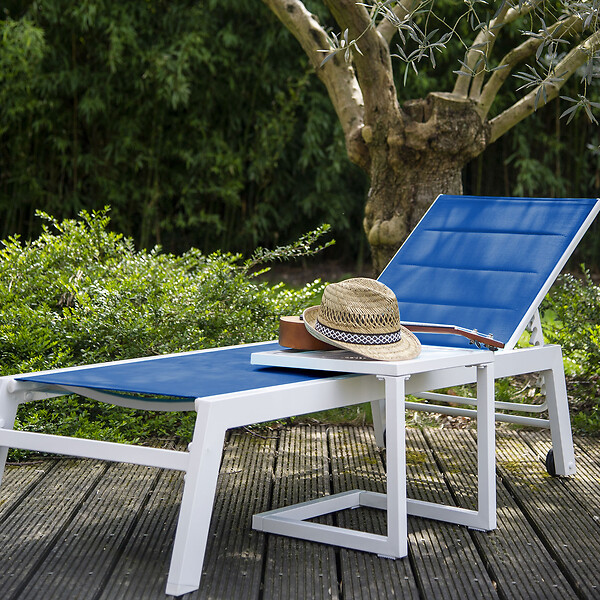 HAPPY GARDEN - Set bain de soleil et table d'appoint BARBADOS en textilène bleu - aluminium blanc - large