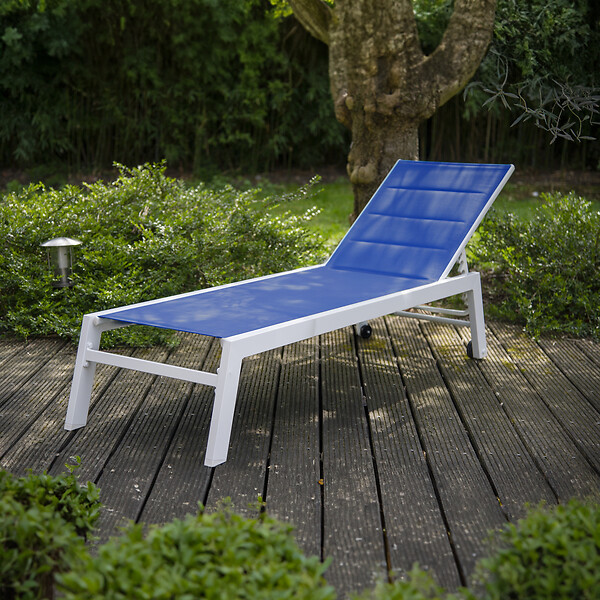 HAPPY GARDEN - Bain de soleil BARBADOS en textilène bleu - aluminium blanc - large