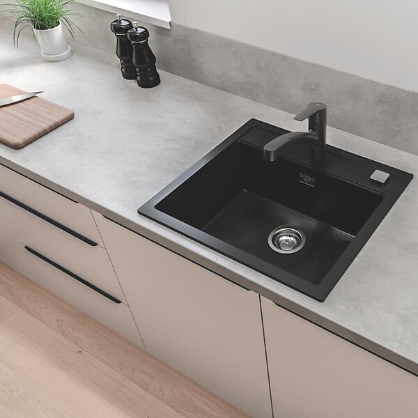 SWISS AQUA TECHNOLOGIES - Swiss Aqua Technologies Evier avec égouttoir en granite à encastrer + mitigeur Grohe monocommande avec douchette 2 jets, noir mat (SATSINKGE3B-SET) - large