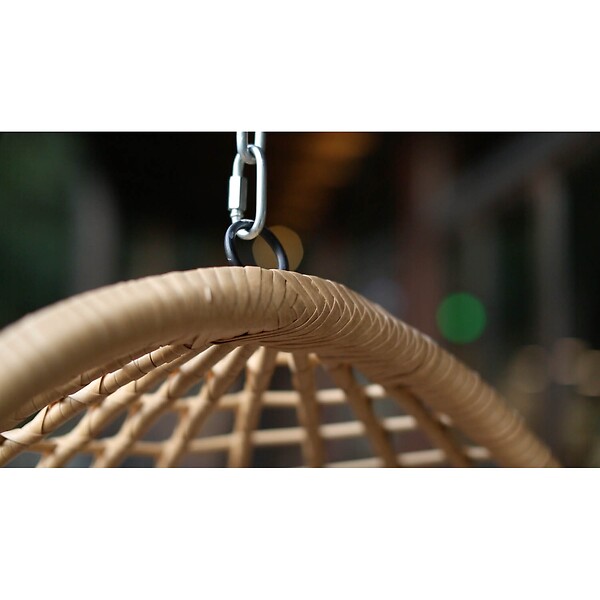 CONCEPT USINE - Fauteuil suspendu en résine tressée beige et noir AUROA $ - large