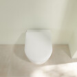 VILLEROY ET BOCH - Avento Combipack WC suspendu sans bride à fond creux DirectFlush + Abattant slim amovible avec frein de chute, Blanc (5656FS01) - vignette
