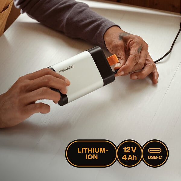 FISKARS - Batterie lithium-ion 12V-4Ah pour outil de jardinage - large