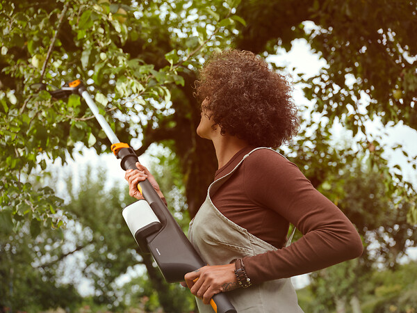 FISKARS - Coupe-branche électrique télescopique - diam coupe 32mm - large