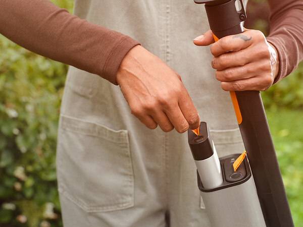 FISKARS - Coupe-branche électrique télescopique - diam coupe 32mm - large