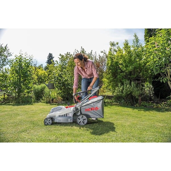 IKRA - Tondeuse électrique 1600W 2en1 Tonte & Ramassage Pelouse Largeur de coupe 38cm, 5 Hauteurs de coupe, Tondeuse gazon Bac 42L IKRA - large