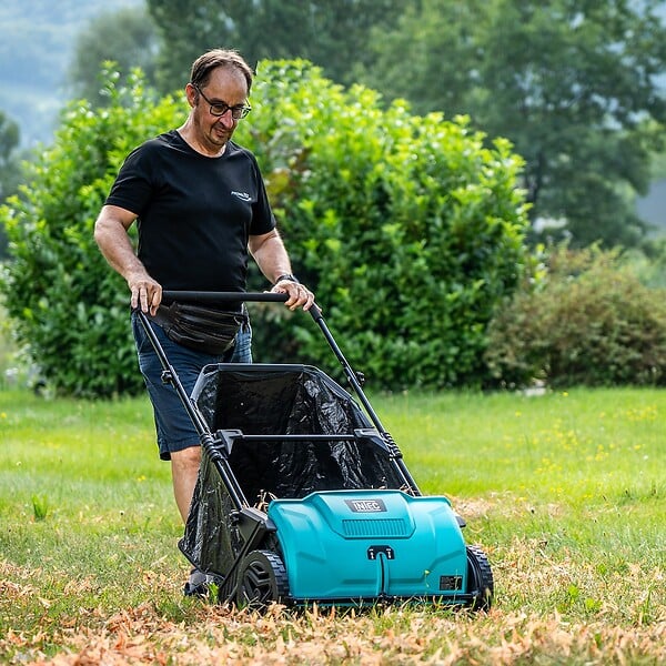 INTEC - Balayeuse à gazon Ramasse feuilles Brosse rotative renforcées Larg 53cm reglable Grand Bac 100L INTEC - large