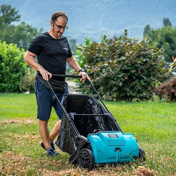 INTEC - Balayeuse à gazon Ramasse feuilles Brosse rotative renforcées Larg 53cm reglable Grand Bac 100L INTEC - large