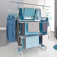 ID MARKET - Séchoir à linge vertical pliable 3 niveaux OPTIMUM capacité 30M avec tringle télescopique cintres et pinces blanc et bleu - vignette