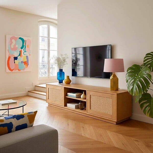 OVIALA - Meuble TV suspendu en bois 2 portes en rotin L160 cm bois clair  - Walter - large