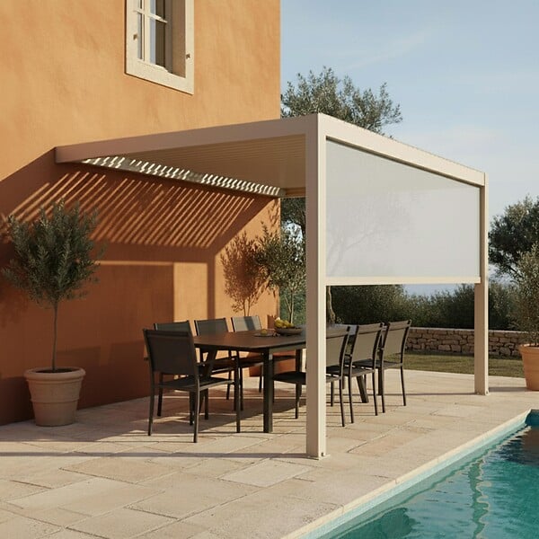 OVIALA - Pergola bioclimatique adossée 3x4 m et 1 store bois crème - Oia - large
