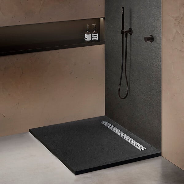 U-TILE - Receveur pierre naturelle rocher de mer 100 x 100 cm - grille caniveau acier excentrée - large