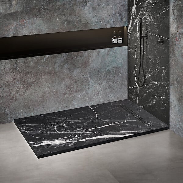 MARMOX - Receveur résine U-Tile imitation marbre noir - grille carrée excentrée - large