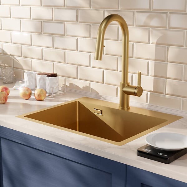 CERAMIA - Timeless 55x45x21 cm �vier encastrable inox 304 + mitigeur inox avec douchette extractible, or bross� (TMLKST-5545BG-M2) - large