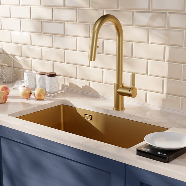CERAMIA - Timeless 68x45x21 cm évier sous plan en inox 304 + mitigeur inox avec douchette extractible, or brossé (TMLKSU-6845BG-M2) - large