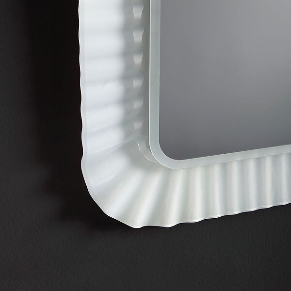 KIAMAMI VALENTINA - Miroir Avec Cadre En Verre Moulé Ondulé Blanc Et Éclairage À Led 94X68 - large
