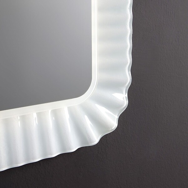 KIAMAMI VALENTINA - Miroir Avec Cadre En Verre Moulé Ondulé Blanc Et Éclairage À Led 94X68 - large