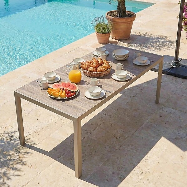 OVIALA - Table de jardin en aluminium et céramique effet bois 206 cm crème - Tivoli - large