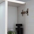 KIAMAMI VALENTINA - Miroir De Salle De Bain À Conteneur Avec Deux Éléments Muraux En Chêne Blanc Et Une Lampe À Del - vignette