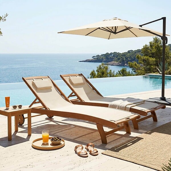 OVIALA - Lot de 2 bains de soleil en bois inclinable avec roues écru - Aubagne - large