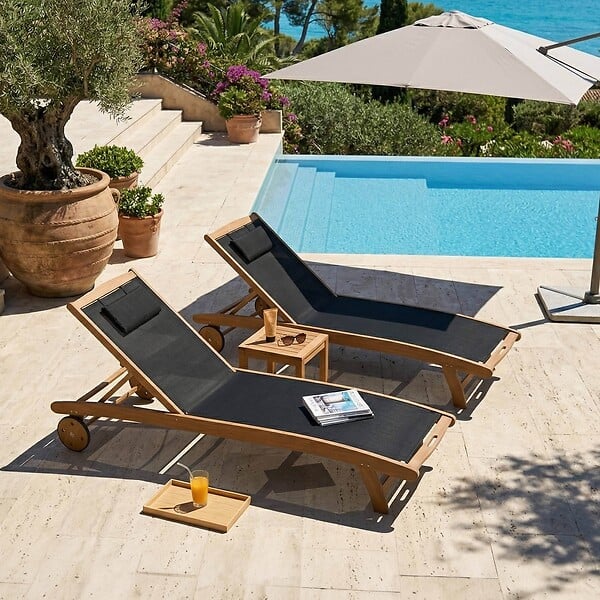 OVIALA - Lot de 2 bains de soleil en bois inclinable avec roues noir - Aubagne - large