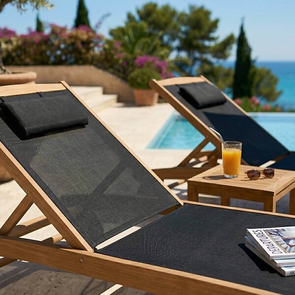 OVIALA - Lot de 2 bains de soleil en bois inclinable avec roues noir - Aubagne - large