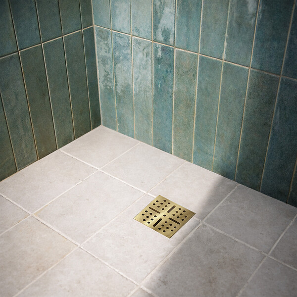 AURLANE - Receveur de Douche à Carreler 140x80cm avec Bonde à Sortie Verticale - Grille Finition Or Brossé - large