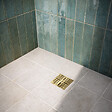 AURLANE - Receveur de Douche à Carreler 140x80cm avec Bonde à Sortie Verticale - Grille Finition Or Brossé - vignette