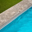RO'MA NATURE - Margelle de piscine Travertin Gris Silver 61x33x5 cm Bord Droit (à l'unité) - vignette