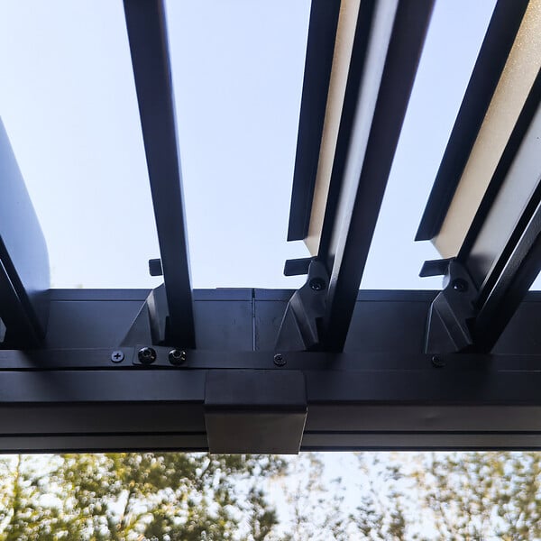 CONCEPT USINE - Pergola bioclimatique structure et lames orientables en aluminium noir 4x3m RHODES - large