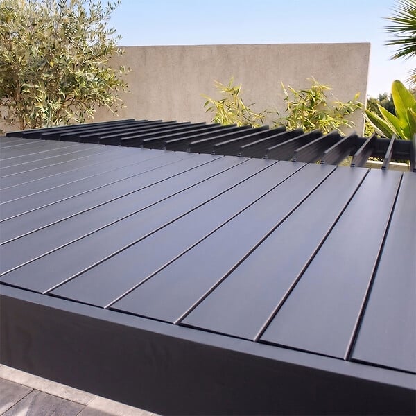 CONCEPT USINE - Pergola bioclimatique adossée en aluminium noir 3x3m SIFNOS - large