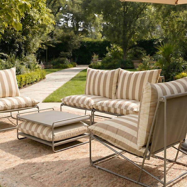 CONCEPT USINE - Salon de jardin 4 places à rayures taupe et beige avec table basse ANDRIA - large