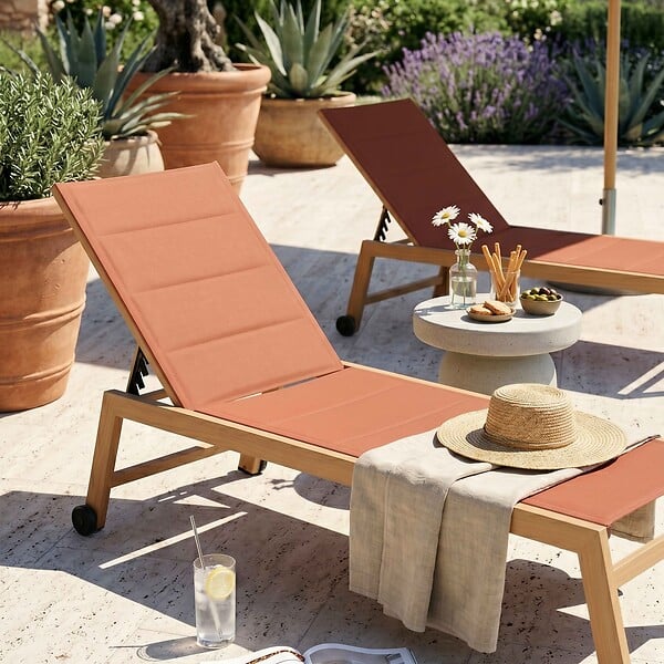 OVIALA - Lot de 2 bains de soleil effet bois inclinable avec roues terracotta - Futuna - large