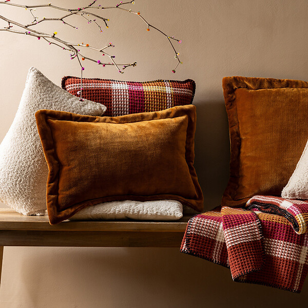 ATMOSPHERA - Coussin décoratif flanelle Jaune cumin effet fourrure 38 x 58 cm - large