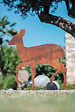 DECORIALE - Biche métal rouille sur socle 100xh96cm - vignette