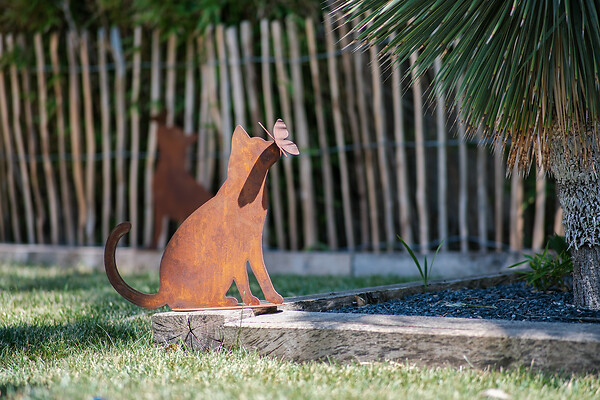 DECORIALE - Chat avec papillon sur truffe métal rouille sur socle 42xh42cm - large