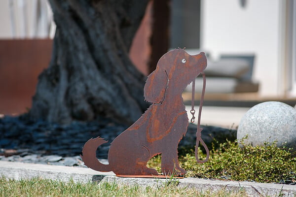 DECORIALE - Chien lucy avec laisse métal rouille sur socle h50cm - large