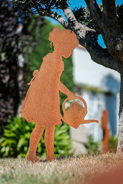 DECORIALE - Lisa avec arrosoir métal rouille sur socle 61xh103cm - large